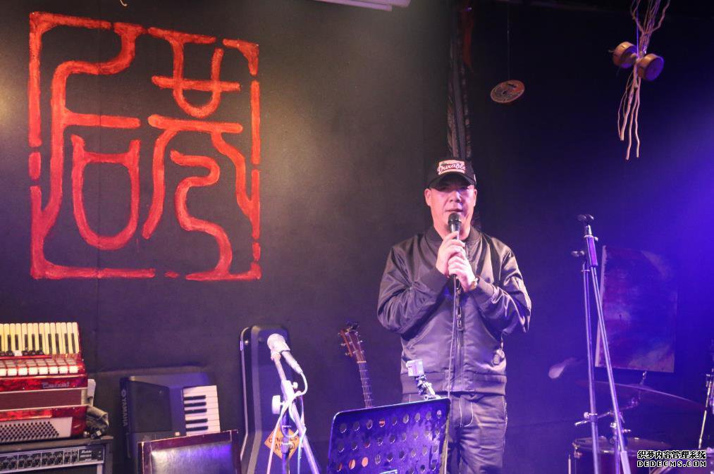 李博率疯人李乐队天津后巷专场演出 点亮双节音