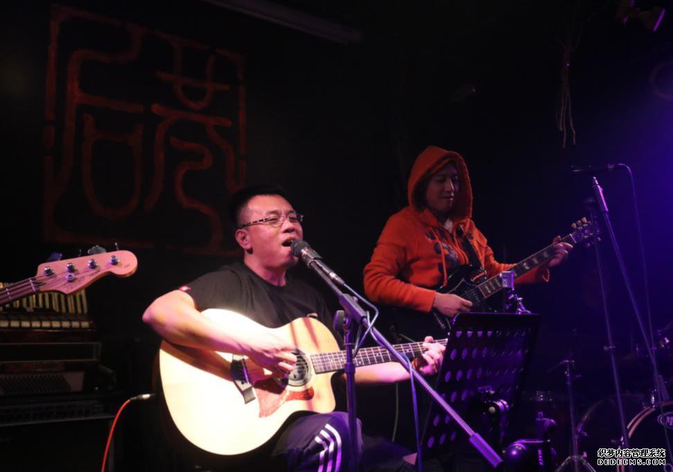 李博率疯人李乐队天津后巷专场演出 点亮双节音