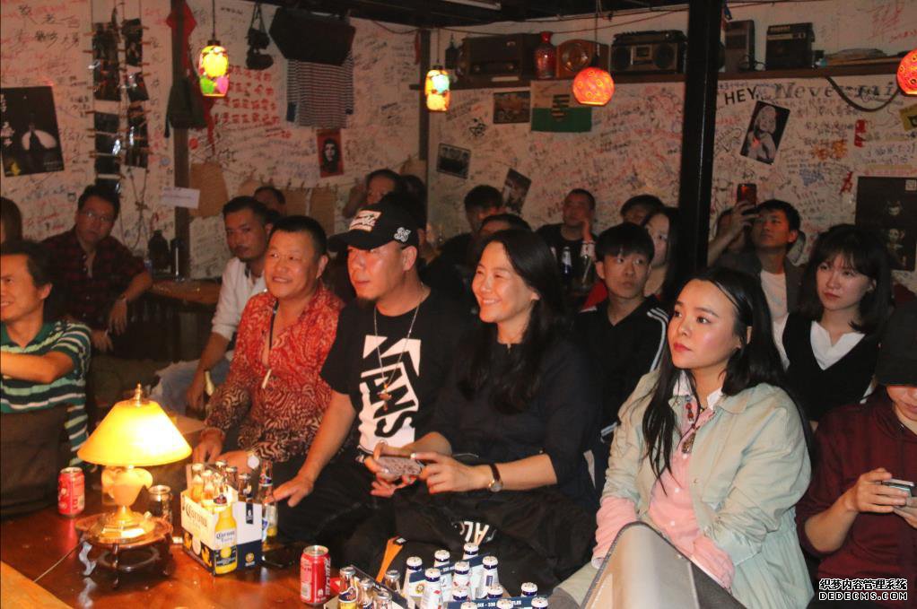 李博率疯人李乐队天津后巷专场演出 点亮双节音
