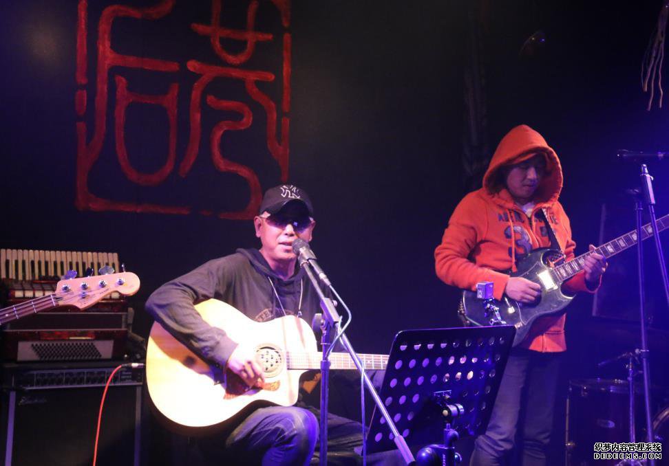 李博率疯人李乐队天津后巷专场演出 点亮双节音