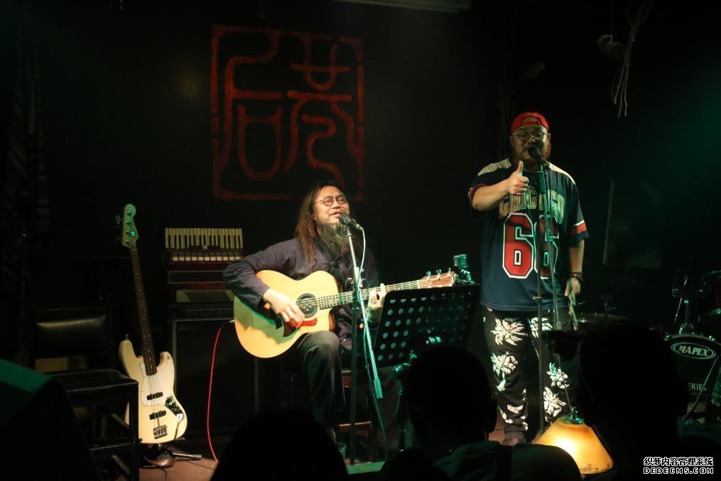 李博率疯人李乐队天津后巷专场演出 点亮双节音
