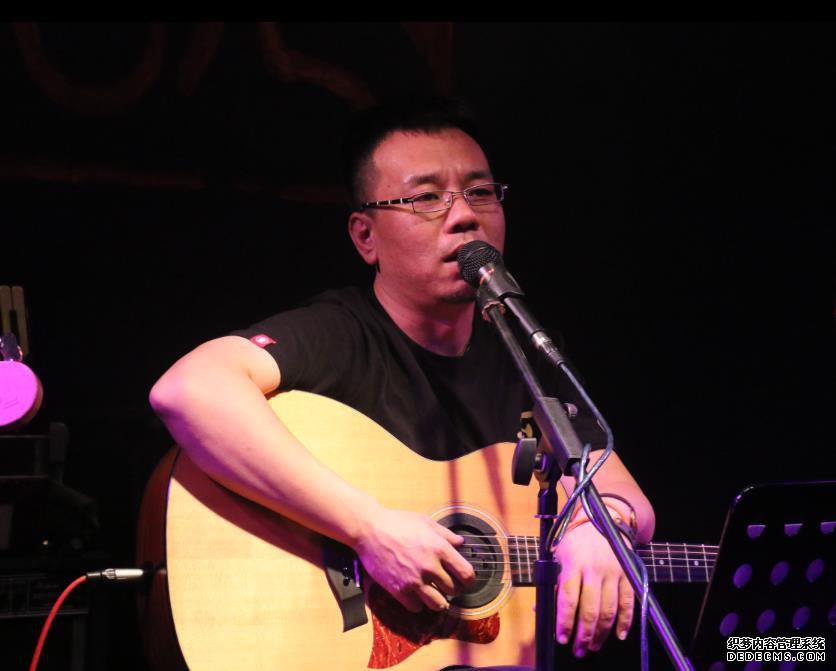 李博率疯人李乐队天津后巷专场演出 点亮双节音